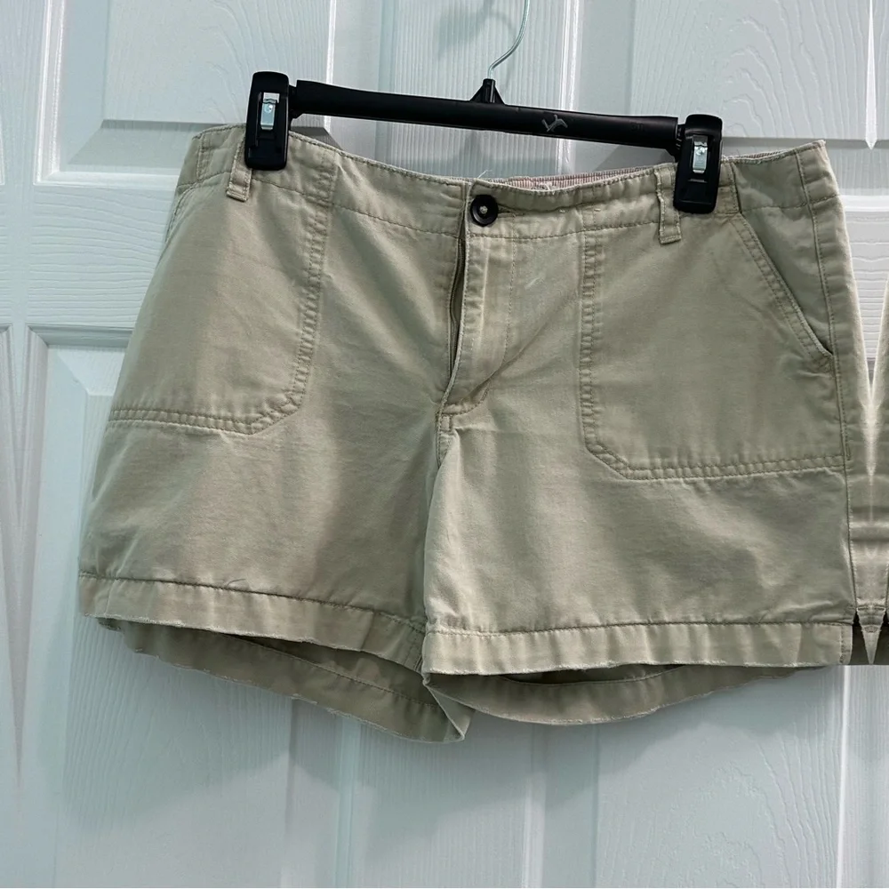 Old Navy Women's Size 10 Chino Khaki Flat Front Shorts - Picture 1 of 14